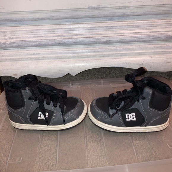 Toddler size 5 DC shoes. - Picture 1 of 4